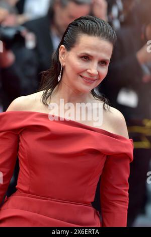 Cannes, Frankreich. Mai 2024. CANNES, FRANKREICH - 14. MAI: Juliette Binoche nimmt an der „Le Deuxie`me Acte“ („der zweite Akt“) Teil, Vorführung und Eröffnungszeremonie des roten Teppichs beim 77. Jährlichen Filmfestival von Cannes am 14. Mai 2024 im Palais des Festivals in Cannes, Frankreich. Quelle: dpa/Alamy Live News Stockfoto